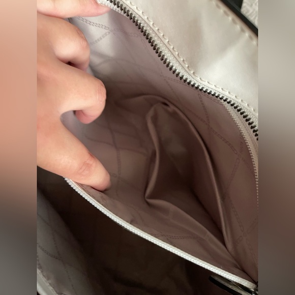 EXCLUSIVE Black & White MK tote - Picture 12 of 16